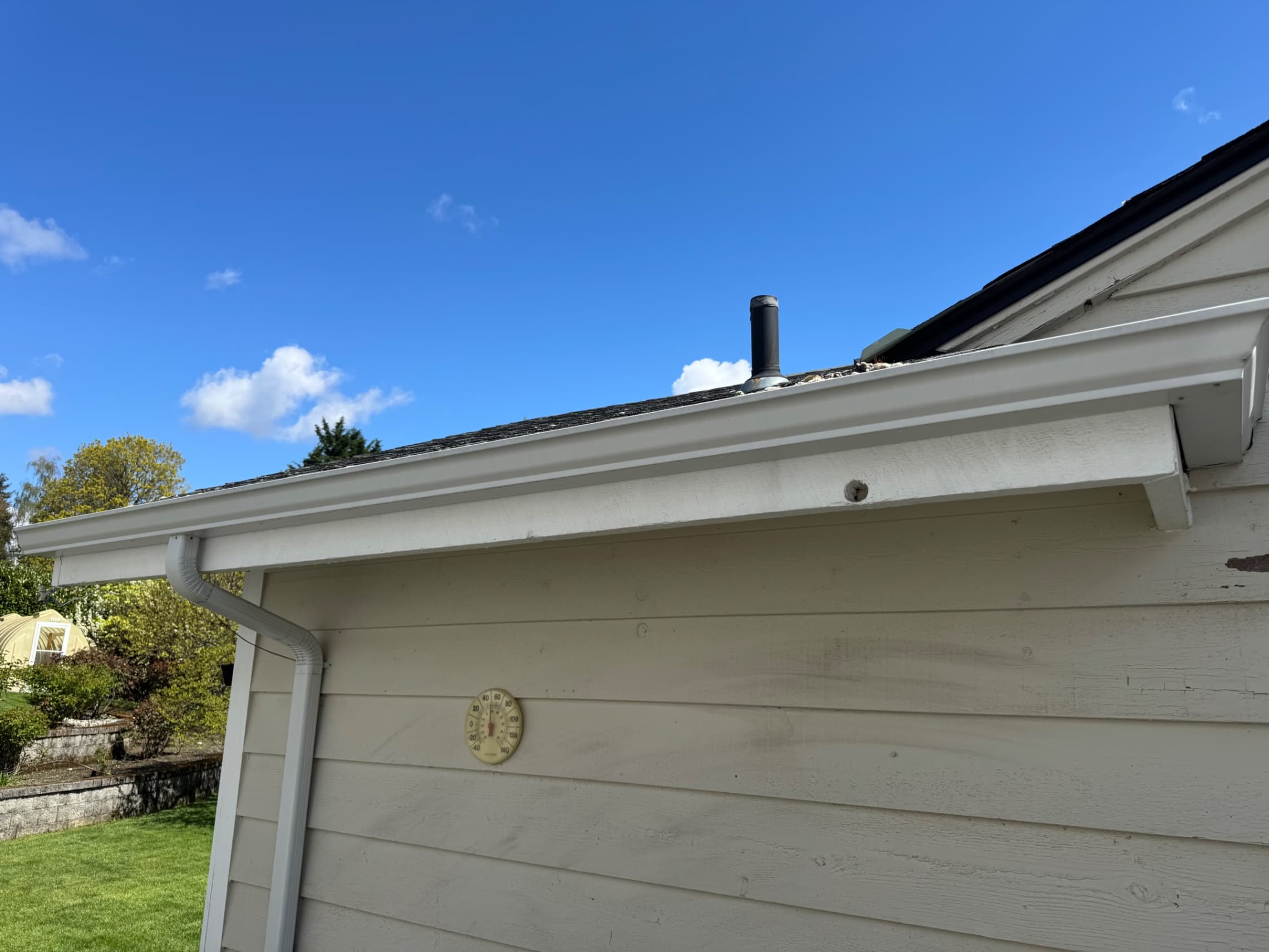 Gutter Cleaning & Debris Removal — Before - Gutter Cleaning & Debris Removal in King County WA — after